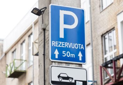 Už asmens su negalia automobilio statymo kortelių klastojimą – laisvės atėmimą