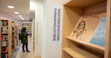 Už kiekvieno bibliotekininko stalo slypi ne tik knygų žinovas, bet ir aistringas skaitytojas su savo literatūriniais atradimais. Kokią knygą jis pasiimtų atostogoms, o kokia privertė nubraukti ašarą ar neleido užmigti iki paryčių?