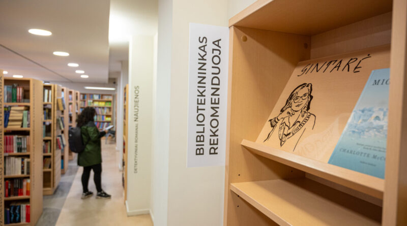Už kiekvieno bibliotekininko stalo slypi ne tik knygų žinovas, bet ir aistringas skaitytojas su savo literatūriniais atradimais. Kokią knygą jis pasiimtų atostogoms, o kokia privertė nubraukti ašarą ar neleido užmigti iki paryčių?