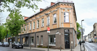 Panevėžio fotografijos galerijoje nauja paroda „Kelyje“ kviečia leistis į ne visada tiesų, tačiau prasmingą maršrutą per asmenines istorijas, kultūrinę atmintį ir sapnų pasaulį.