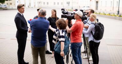 Joninių vakarą Prezidentūroje prasidėjo šalies vadovo Gitano Nausėdos ir naujosios koalicijos į premjerus deleguojamo Lietuvos socialdemokratų partijos (LSDP) pirmininko Mindaugo Sinkevičiaus susitikimas.