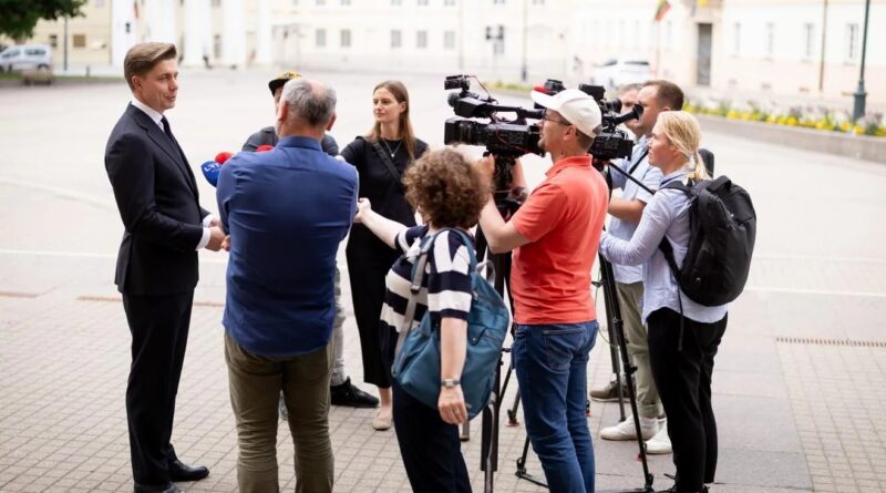 Joninių vakarą Prezidentūroje prasidėjo šalies vadovo Gitano Nausėdos ir naujosios koalicijos į premjerus deleguojamo Lietuvos socialdemokratų partijos (LSDP) pirmininko Mindaugo Sinkevičiaus susitikimas.
