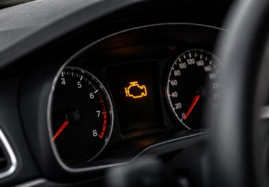 Prietaisų skydelyje užsidegusi geltona variklio formos lemputė dažnam vairuotojui sukelia nerimą. Vieni skuba tiesiai į servisą, kiti važinėja tol, kol automobilis pradeda trūkčioti ar visai nebeužsiveda.
