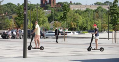 Patogi ir žaibiškai išpopuliarėjusi susisiekimo priemonė paspirtukas atsidūrė visuomenės ir politikų diskusijų epicentre.