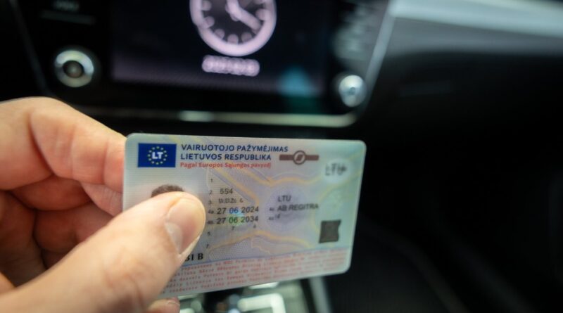 Už alimentų skolas siūlo atimti teises
