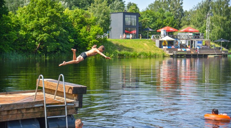 Oras vis labiau šils, trečiadienį oro temperatūra gali pakilti iki 30 laipsnių. „Visi nepatenkinti pastarosiomis dienomis vyravusiais vėsesniais orais artimiausiu metu galės pasidžiaugti didesne šiluma“, – sako sinoptikai.