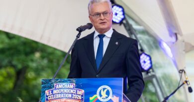 Paaiškėjus, kad paskirtasis premjeras Mindaugas Sinkevičius užpernai Jonavos centre įsigijo valstybinės žemės sklypą, o nepraėjus nė metams jį pardavė penkis kartus brangiau, prezidentas Gitanas Nausėda sako politiko elgesyje nematantis nusikaltimo ar intencijos neteisėtai praturėti.