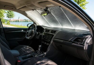 Vasarą automobilio salonas gali įkaisti stebėtinai greitai.