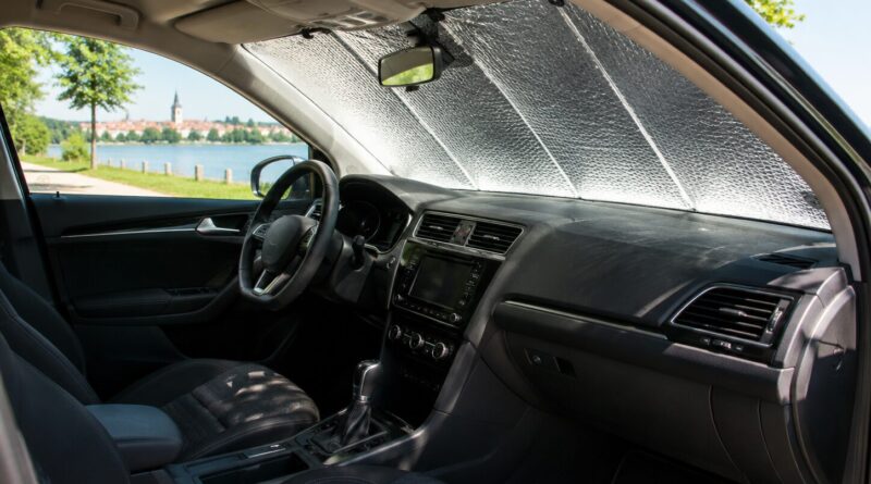 Vasarą automobilio salonas gali įkaisti stebėtinai greitai.