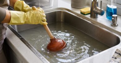 Vanduo kriauklėje pradėjo nutekėti vis lėčiau, pasigirdo burbuliavimas, o galiausiai jis visai nustojo bėgti? Tai viena dažniausių buitinių problemų, kuri nebūtinai reiškia, kad iškart teks kviesti santechniką.