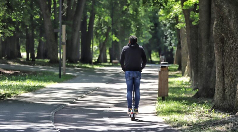 Nors išpopuliarėję elektrinės transporto priemonės – paspirtukai, dviračiai ir motociklai – tapo neatsiejama miestų kasdienybės dalimi, kartu jie atnešė ir naują problemą.