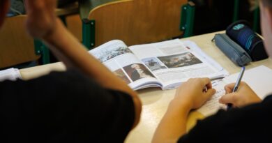 Sunkiau besiverčiančios šeimos jau gali kreiptis dėl 148 eurų paramos kiekvienam mokyklinio amžiaus vaikui mokinio reikmenims įsigyti.