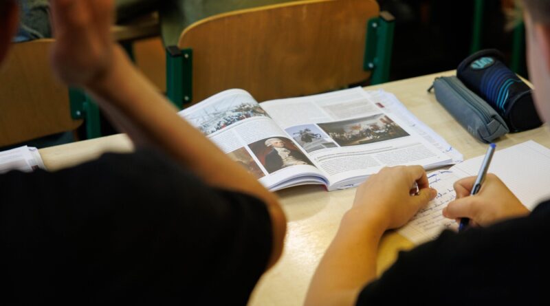 Sunkiau besiverčiančios šeimos jau gali kreiptis dėl 148 eurų paramos kiekvienam mokyklinio amžiaus vaikui mokinio reikmenims įsigyti.