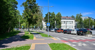 Panevėžyje A. Jakšto gatvė šiandien ramiai vingiuoja palei Nevėžio upę, tačiau beveik prieš šimtmetį čia buvo kuriama prestižinė miesto erdvė, turėjusi tapti modernėjančio Panevėžio simboliu.