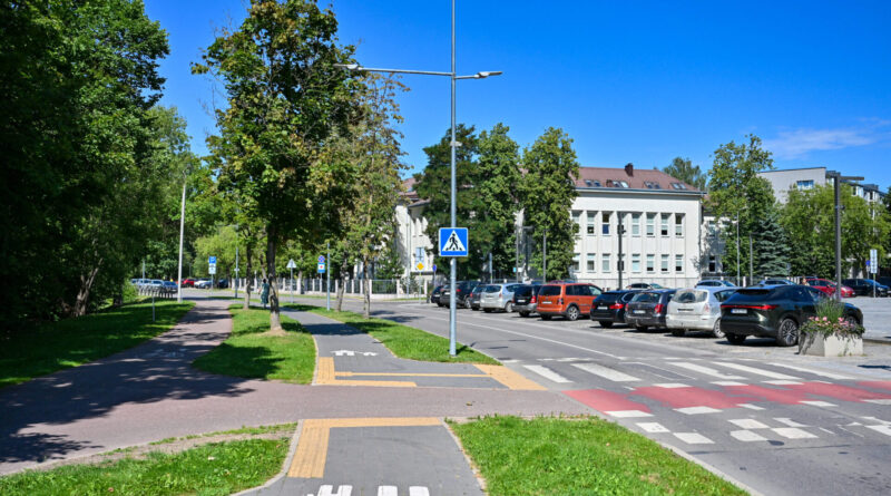 Panevėžyje A. Jakšto gatvė šiandien ramiai vingiuoja palei Nevėžio upę, tačiau beveik prieš šimtmetį čia buvo kuriama prestižinė miesto erdvė, turėjusi tapti modernėjančio Panevėžio simboliu.