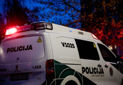 Dėl smurto artimoje aplinkoje sulaikytas vyras sužalojo du policininkus