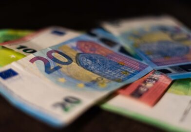 Nuo sausio įsigalioja Seimo pernai priimtos mokesčių ir pensijų sistemos reformos. Biudžeto surinkimą didins naujas draudimo sutarčių, saldintų gėrimų apmokestinimas, taip pat – mokestinės įplaukos po tikėtino vartojimo šuolio, gyventojams imant leisti iš pensijų fondų atsiimtas lėšas.