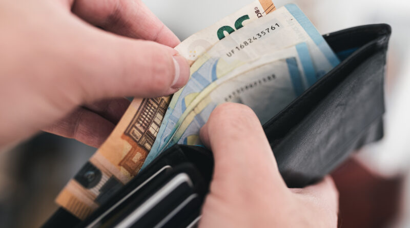 Darbuotojams siūloma mokėti metinę skatinamąją premiją