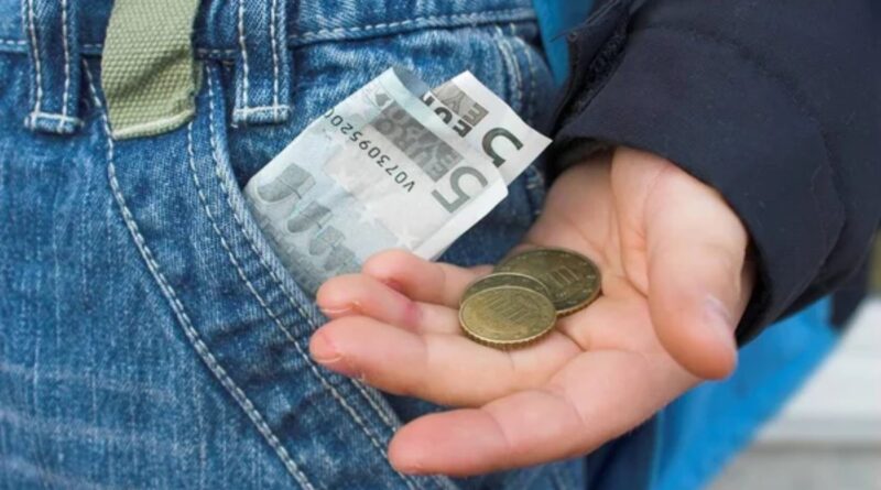 Prasidėjus mokslo metams, tėvai sprendžia ne tik, kokių priemonių reikės mokyklai, bet ir kiek pinigų skirti vaikų kasdienėms reikmėms.