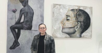 Panevėžietė Asta Fišerienė tapybos niekur nesimokė, o teptuką į rankas paėmė jau suaugusi. Tačiau spontaniškai prasidėjęs pomėgis išaugo į kūrybą, kuri pristatoma parodose, pasiekė Lietuvos Seimą ir jau gyvena meno mylėtojų namuose.