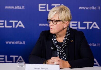 Konservatorė, buvusi premjerė Ingrida Šimonytė kritikuoja finansų ministrą Taurimą Valį ir abejoja jo kompetencija. Politikės teigimu, premjero Mindaugo Sinkevičiaus sprendimas išlaikyti dabartinį finansų ministrą poste gali turėti neigiamų pasekmių ne tik Vyriausybės reputacijai, bet ir šalies mokesčių mokėtojams.