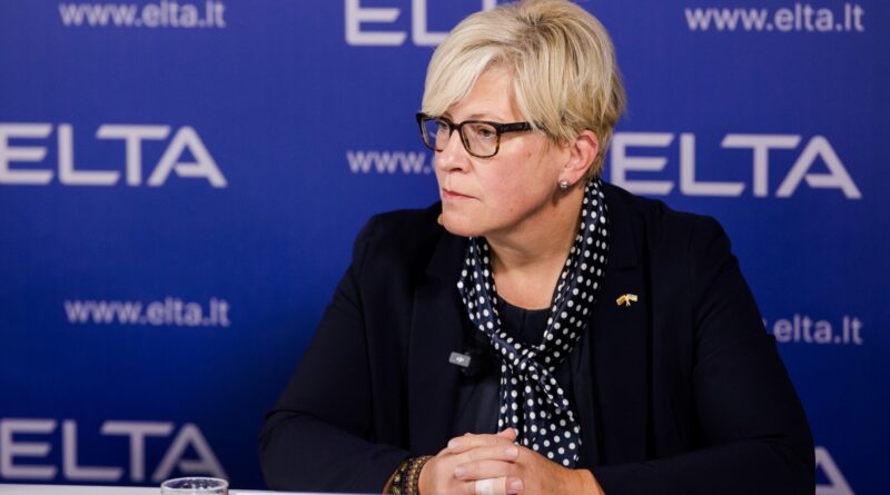 Konservatorė, buvusi premjerė Ingrida Šimonytė kritikuoja finansų ministrą Taurimą Valį ir abejoja jo kompetencija. Politikės teigimu, premjero Mindaugo Sinkevičiaus sprendimas išlaikyti dabartinį finansų ministrą poste gali turėti neigiamų pasekmių ne tik Vyriausybės reputacijai, bet ir šalies mokesčių mokėtojams.