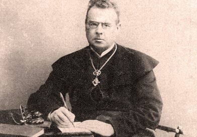 Panevėžio vyskupijos kurijos archyve dešimtmečius glūdėjo literatūrinė paslaptis – Maironio poemos „Mūsų vargai“ rankraščio fragmentas. Kaip jis atsidūrė vyskupo Kazimiero Paltaroko fonde ir kokia istorija sieja šiuodu dvasininkus?