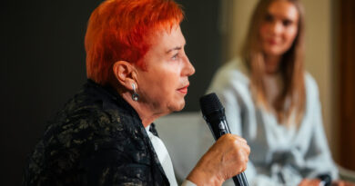 Rašytoja, populiarių biografinių romanų apie Lietuvos literatūros klasikus autorė Aldona Ruseckaitė prisipažįsta nė neketinusi rašyti apie Juozą Tumą-Vaižgantą ar kunigą Ričardą Mikutavičių, tačiau pamažu atsivėrusios neįtikėtinos jų gyvenimų paralelės paskatino imtis naujo romano. Knygoje „Naktiniai pokalbiai“ du skirtingų epochų dvasininkai tarsi susitinka pasikalbėti apie tikėjimą, kūrybą, likimą, o autorė į šį pasakojimą įpina ir itin asmeniškų savo prisiminimų.