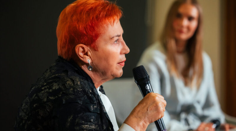Rašytoja, populiarių biografinių romanų apie Lietuvos literatūros klasikus autorė Aldona Ruseckaitė prisipažįsta nė neketinusi rašyti apie Juozą Tumą-Vaižgantą ar kunigą Ričardą Mikutavičių, tačiau pamažu atsivėrusios neįtikėtinos jų gyvenimų paralelės paskatino imtis naujo romano. Knygoje „Naktiniai pokalbiai“ du skirtingų epochų dvasininkai tarsi susitinka pasikalbėti apie tikėjimą, kūrybą, likimą, o autorė į šį pasakojimą įpina ir itin asmeniškų savo prisiminimų.