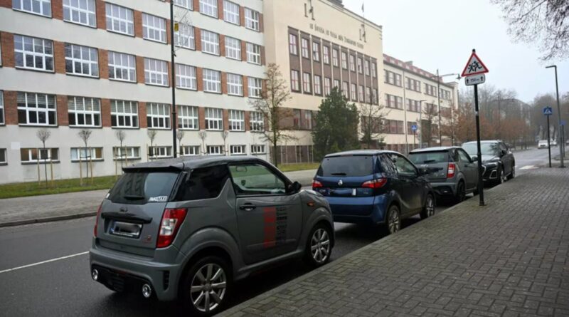 Nesutariama, kaip mopedų ir mažųjų automobilių vairuotojai turės pasiruošti teorijos egzaminui