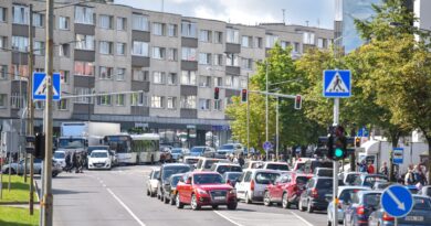 Didžiulis greitis, kriokiantys duslintuvai, cypiančios padangos, adrenalinas, persipynęs su azarto kvapu, ir iš lovų kurtinančio garso verčiami gyventojai – tai ne kokio veiksmo filmo siužetas, o Panevėžio naktinis gyvenimas.