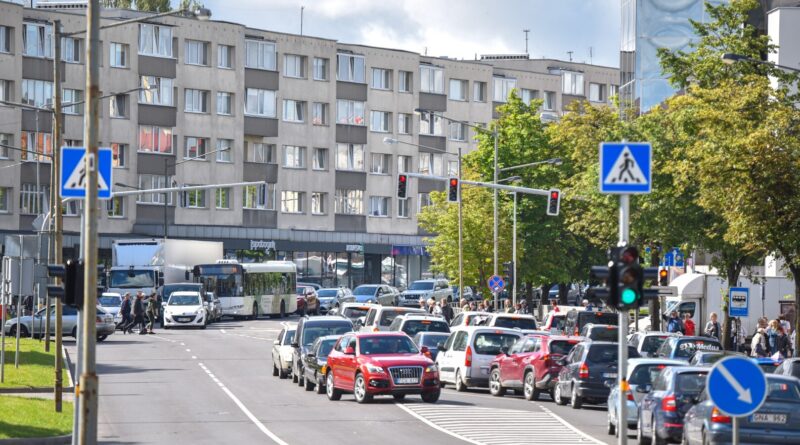 Didžiulis greitis, kriokiantys duslintuvai, cypiančios padangos, adrenalinas, persipynęs su azarto kvapu, ir iš lovų kurtinančio garso verčiami gyventojai – tai ne kokio veiksmo filmo siužetas, o Panevėžio naktinis gyvenimas.