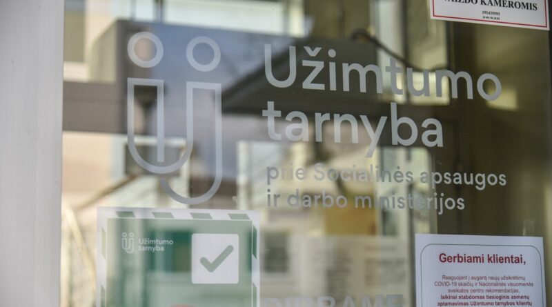 Bemaž mėnesį trunkanti karinė invazija į Ukrainą lėmė karo pabėgėlių antplūdį į Užimtumo tarnybą. Vien Panevėžyje jau registravosi daugiau nei šimtas darbo ieškančių ukrainiečių, daugiausia – sėdėti be darbo nelinkusių moterų. Jų vyrai liko ginti savosios šalies.